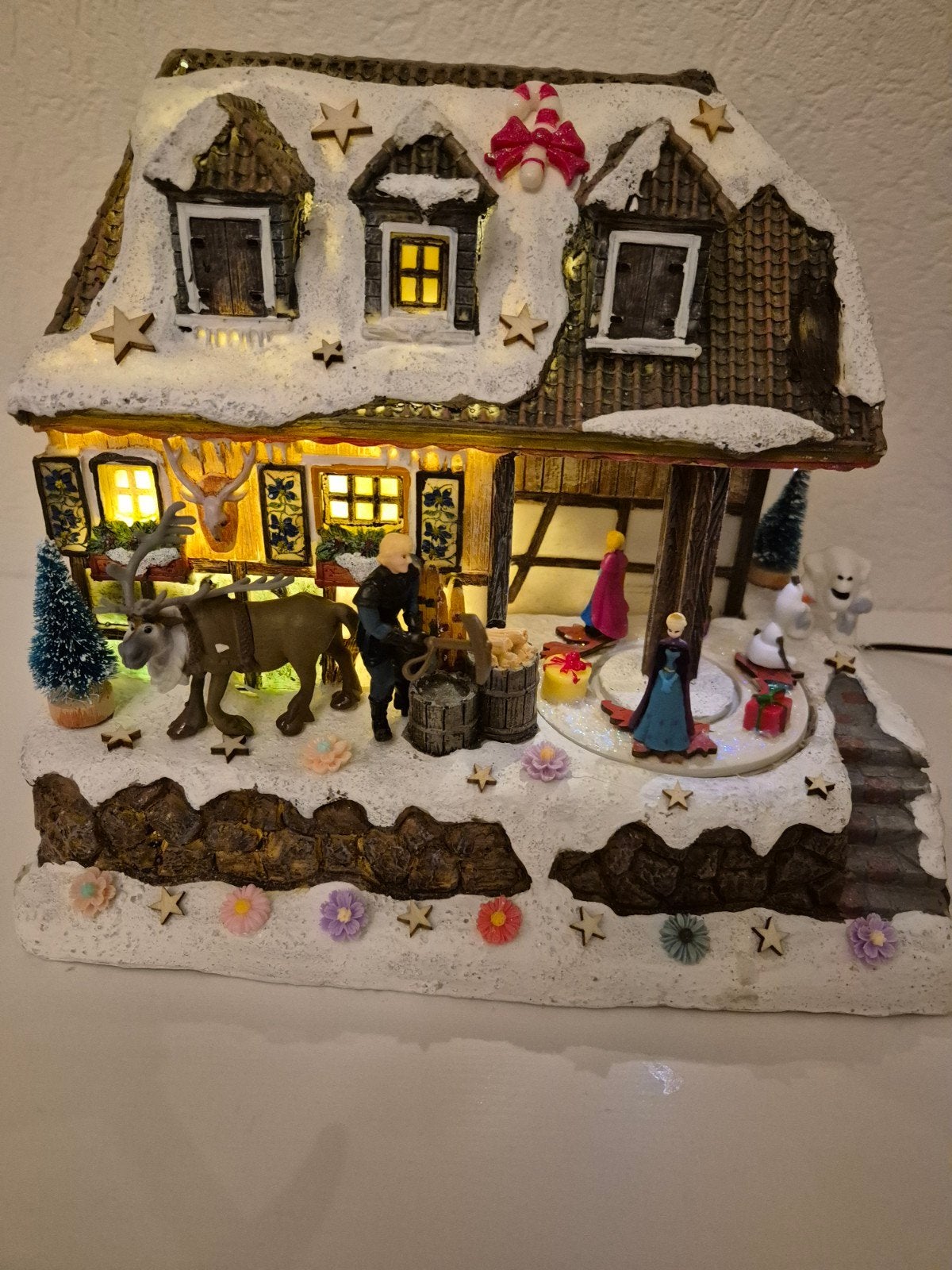 leuk kerst huis met frozen

Elsa.anna en olaf draaien ge, Verzamelen, Ophalen of Verzenden, Overige figuren, Zo goed als nieuw