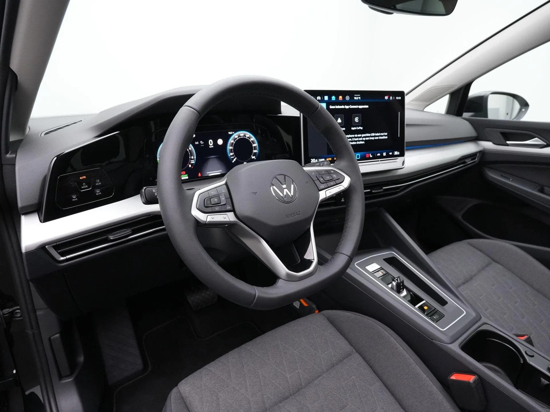 Volkswagen Golf 1.5 eHybrid 204 pk Life Edition (bj 2025), 4 cilinders, Zwart, Bedrijf, 1700 kg