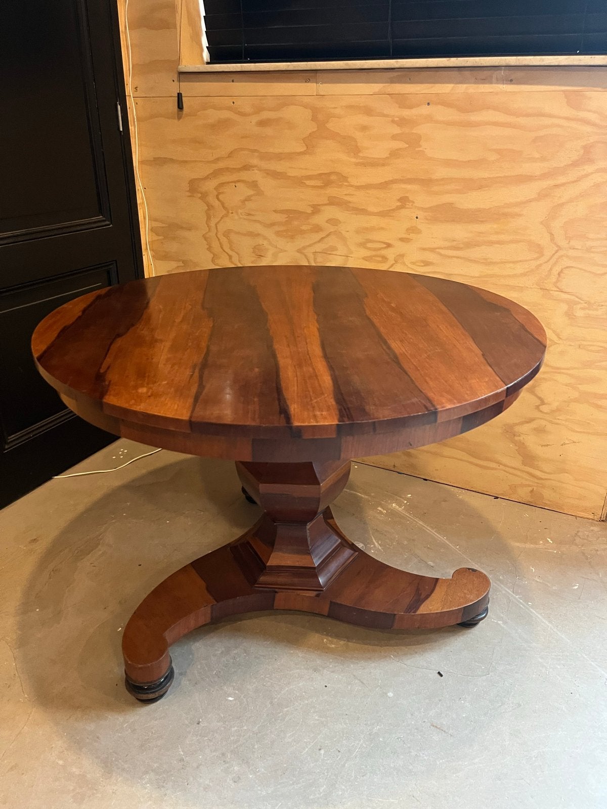 Antieke eetkamertafel met kleurige nerf, doorsnede 106 cm, Ophalen