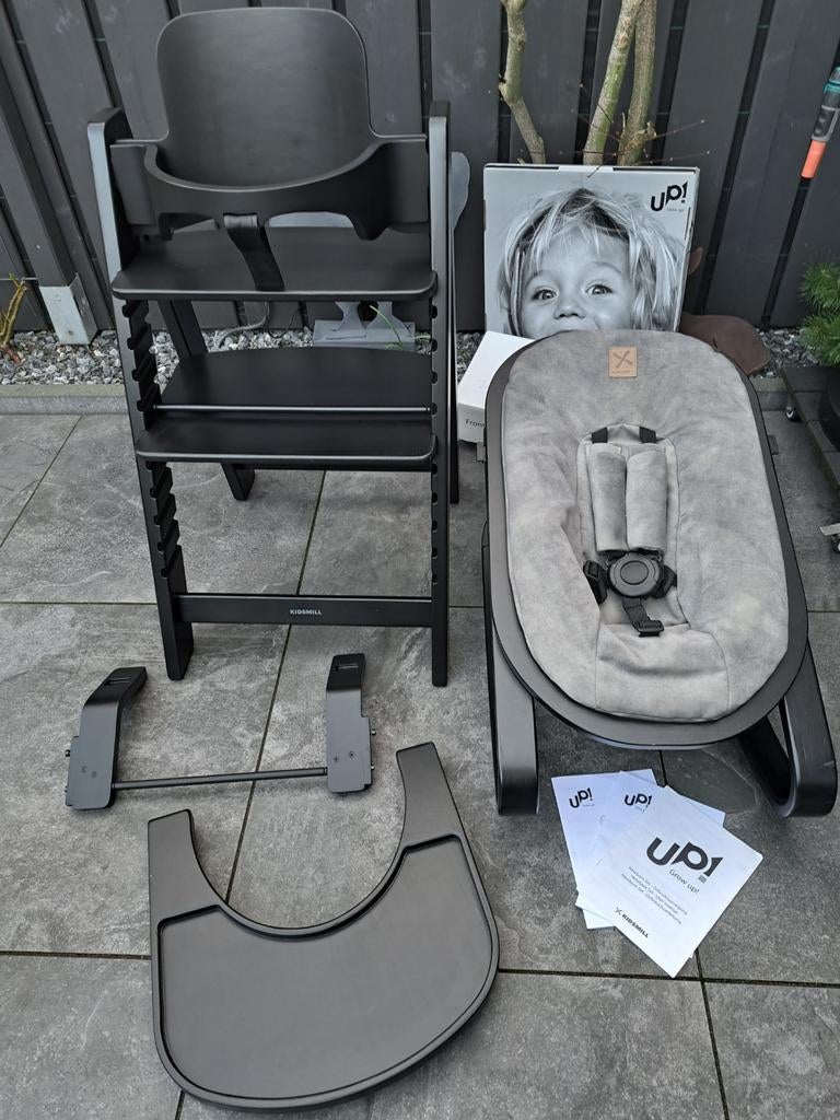 Kidsmill Up! Kinderstoel zwart / grijs: COMPLEET, Kinderen en Baby's, Kinderstoelen, Ophalen, Zo goed als nieuw, Meegroeistoel
