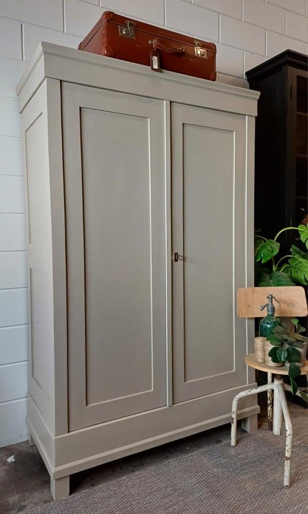 Vintage/Brocante zandkleurige kloosterkast, Landelijke kast