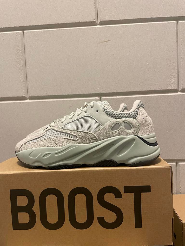 Adidas Yeezy Boost 700 V2 Salt - Maat 42 2/3, Kleding | Heren, Schoenen, Ophalen of Verzenden, Zo goed als nieuw, Wit, Sneakers of Gympen