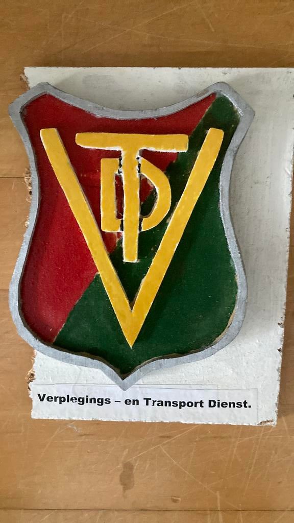 KNIL Veplegings en Transport Dienst, Ophalen of Verzenden, Landmacht, Nederland, Embleem of Badge