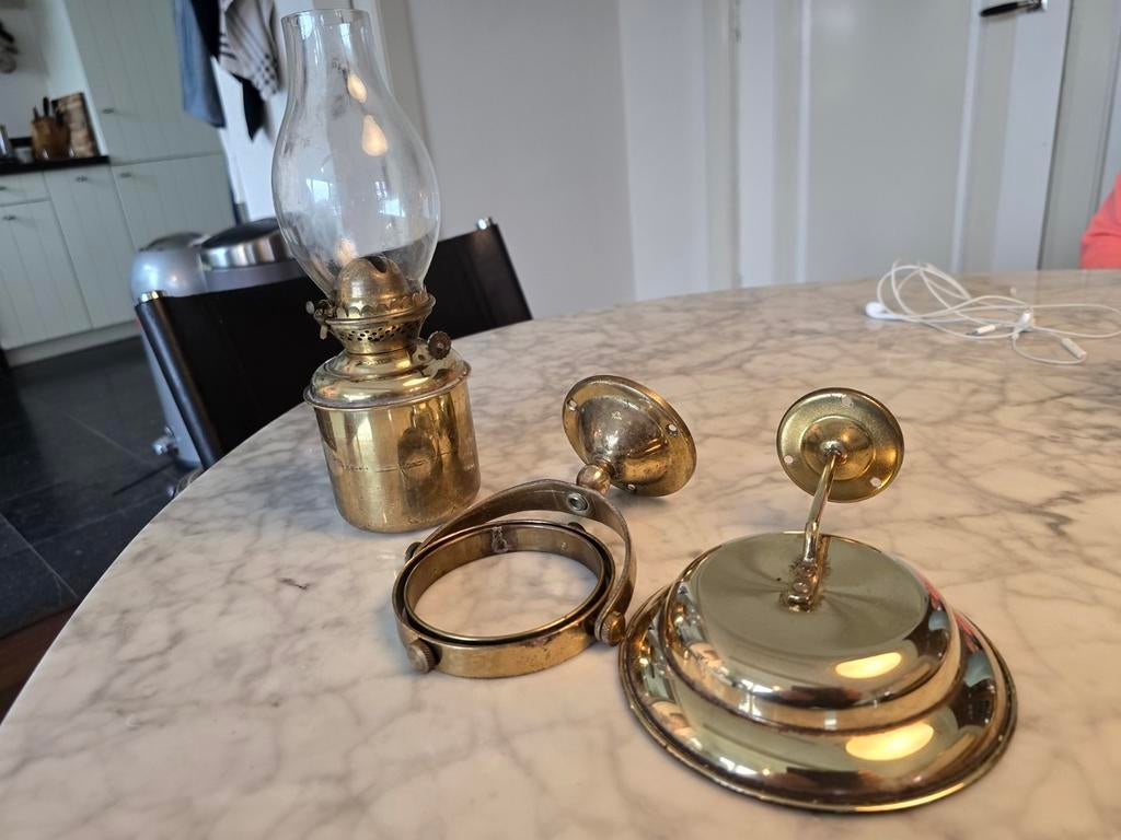 Oude olielamp met wandbevestiging en walmkap, Ophalen of Verzenden