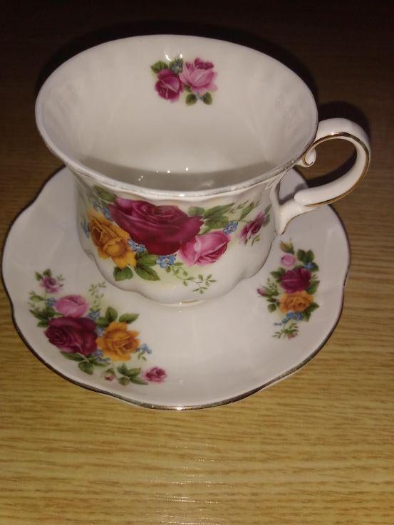 Kop en schotel Bone China London Collection, Ophalen of Verzenden, Zo goed als nieuw, Overige stijlen, Kop(pen) en/of Schotel(s)