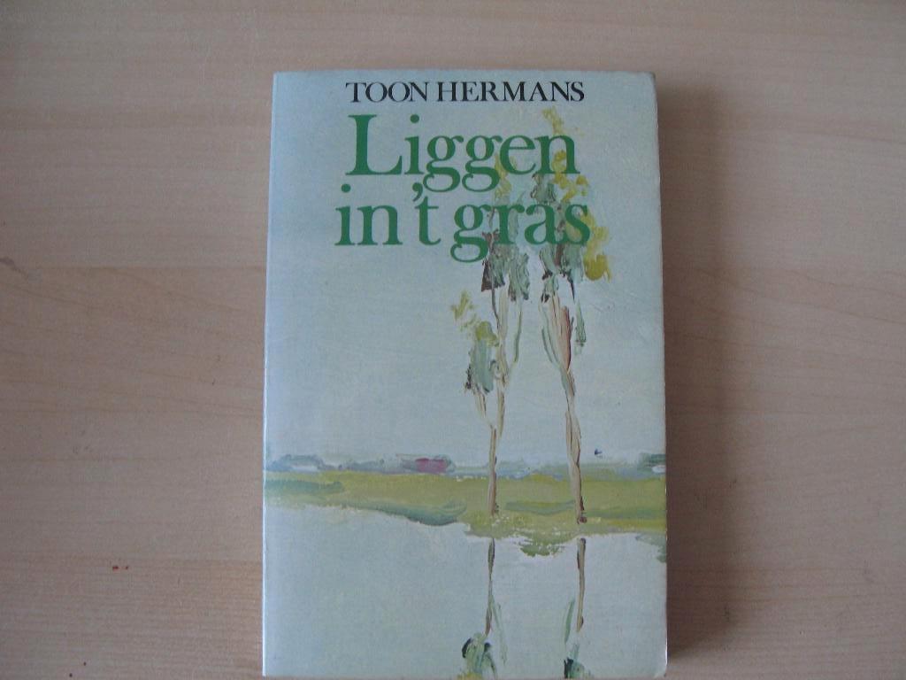 Toon Hermans - Liggen in t'gras, Ophalen of Verzenden, Gelezen