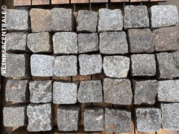 150m2 grijs antraciet natuursteen keitjes Portugees graniet, Tuin en Terras, Tegels en Klinkers, Bij dit gebruikte product niet meer te achterhalen.