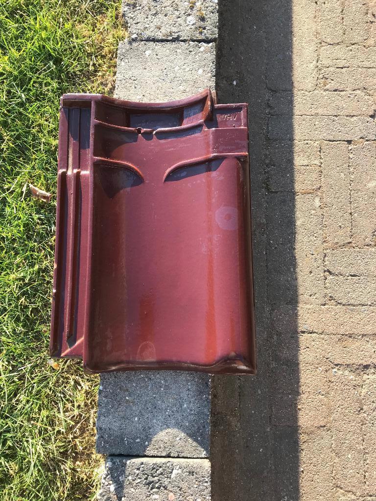 dakpannen merk KORAMIC NARVIK kleur wijnrood, Doe-het-zelf en Verbouw, Dakpannen en Dakbedekking, Ophalen, Zo goed als nieuw, 15 m² of meer