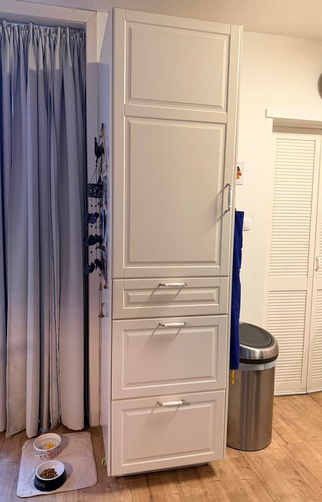 Hoge kast met ingebouwde koelkast en laden IKEA, Witgoed en Apparatuur, Koelkasten en IJskasten, Zo goed als nieuw, Zonder vriesvak