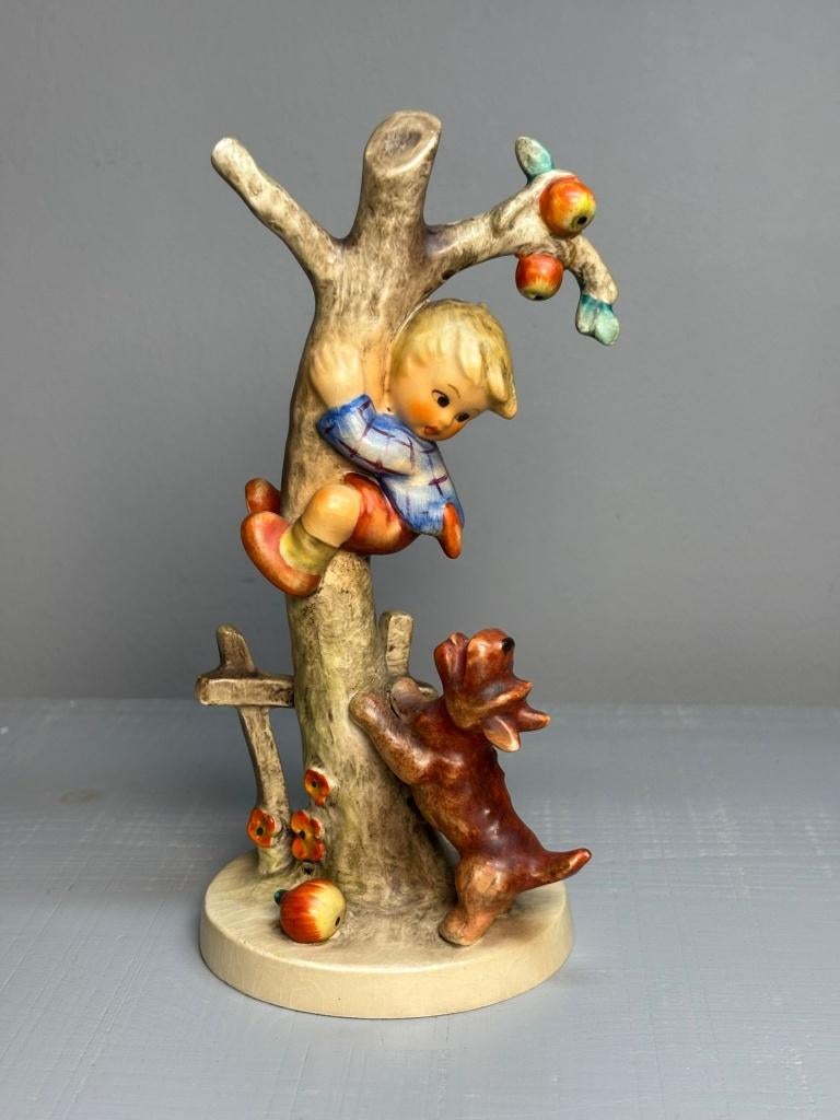 Goebel / M.I. Hummel beeldje – jongen in boom met hond, Ophalen of Verzenden, Gebruikt, Hummel