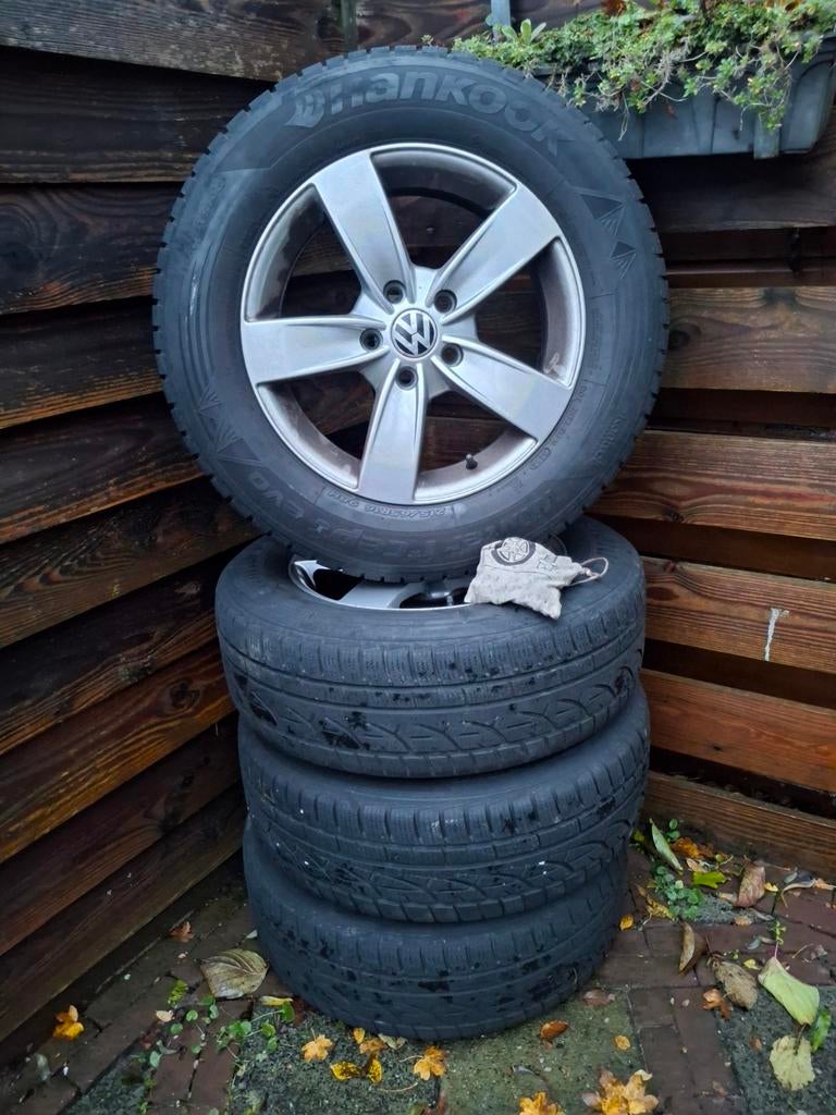 VW Tiguan licht metalen velgen met winterbanden., Auto-onderdelen, Banden en Velgen, Ophalen, 215 mm, 16 inch, Winterbanden