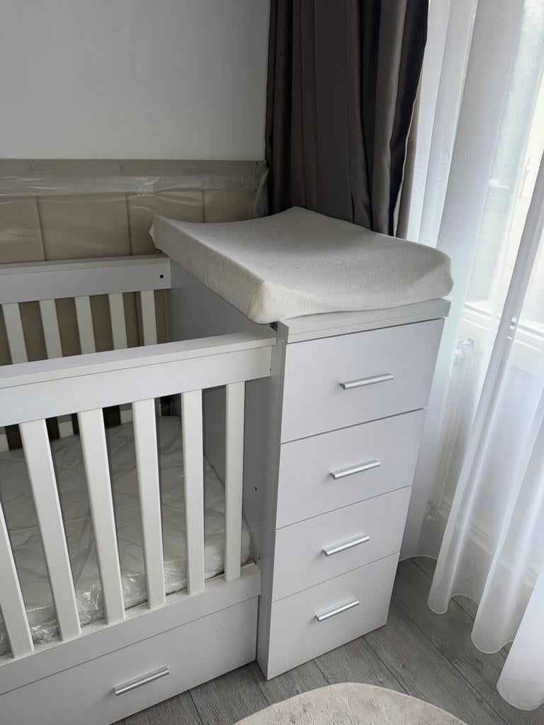 Ledikant met commode, Kinderen en Baby's, Kinderkamer | Complete kinderkamers, Ophalen of Verzenden, Zo goed als nieuw, Jongetje of Meisje