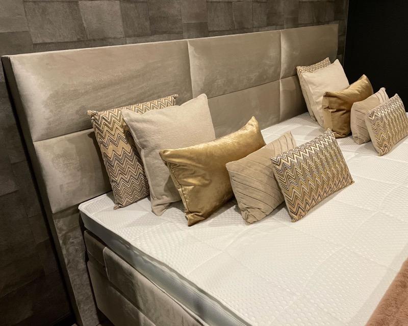 Familie boxspring maat 240cm tot 360cm breed op maat gemaakt, Ophalen of Verzenden, Nieuw, Tweepersoons, Beige