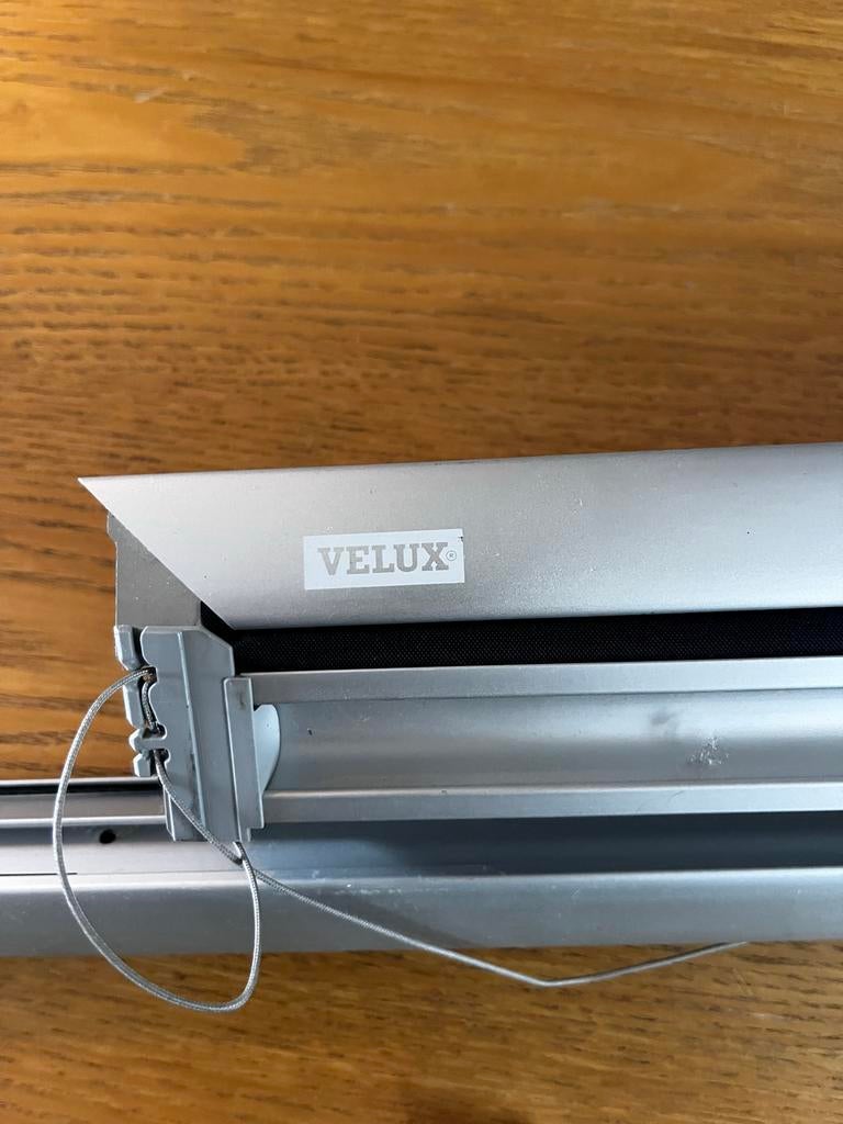 Velux Verduisterend Rolgordijn voor dakraam - Zwart, Ophalen, Zwart, 50 tot 100 cm, Zo goed als nieuw