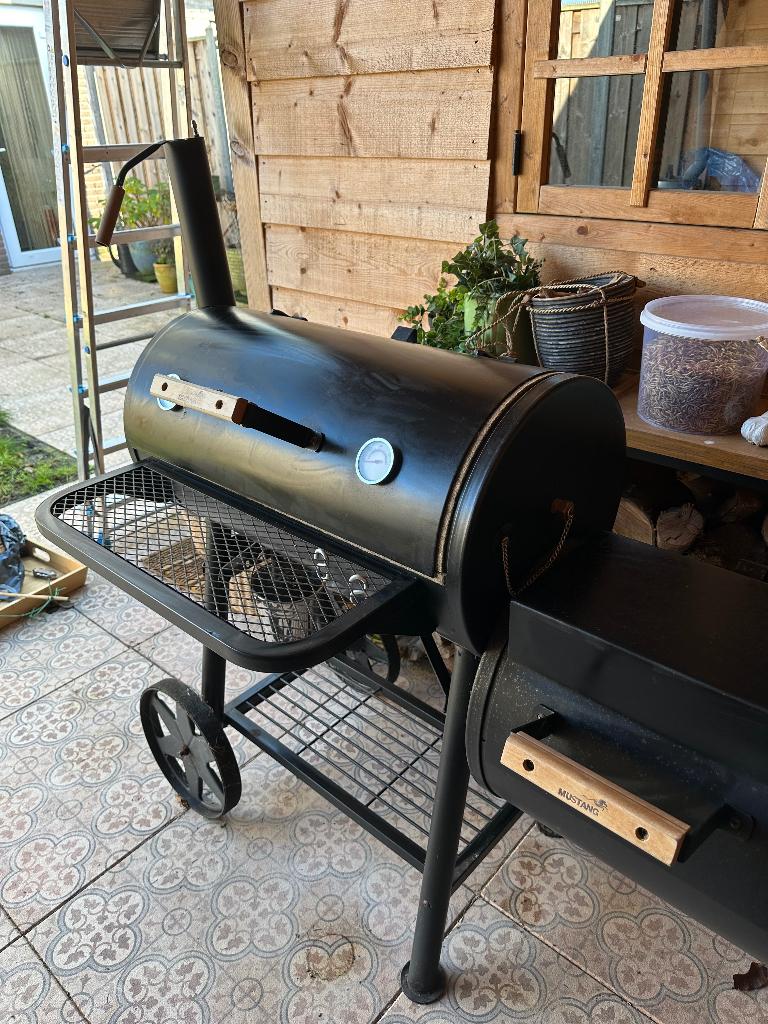 mustang off-set smoker XXL, Tuin en Terras, Houtskoolbarbecues, Ophalen, Zo goed als nieuw, Mustang, Met accessoires