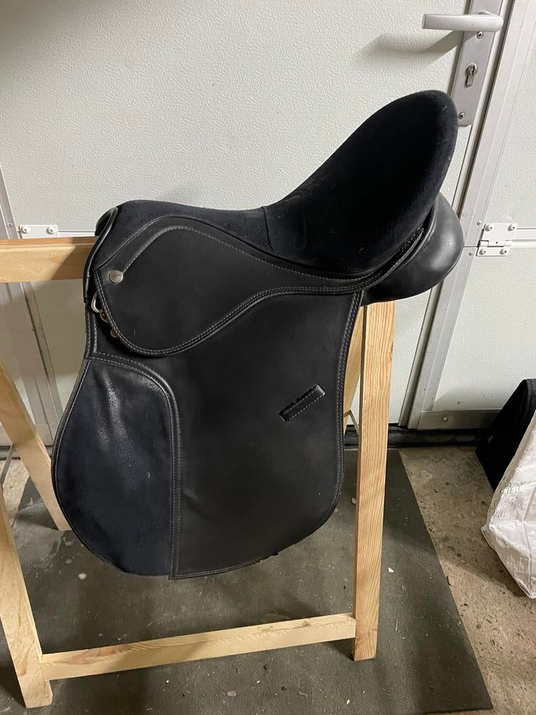 Veelzijdigheidszadel 16,5 inch Harrys Horse onderhoudsvrij, Ophalen, Gebruikt, Recreatie