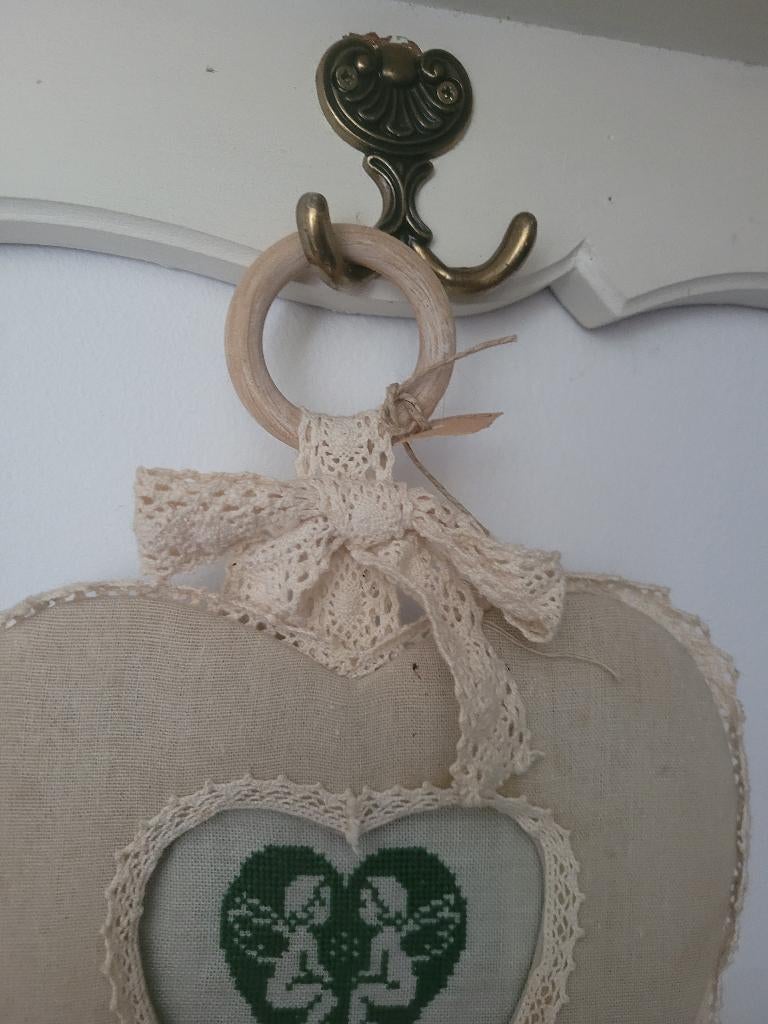 Vintage stoffen lijstje met hand geborduurde engeltjes, Ophalen of Verzenden