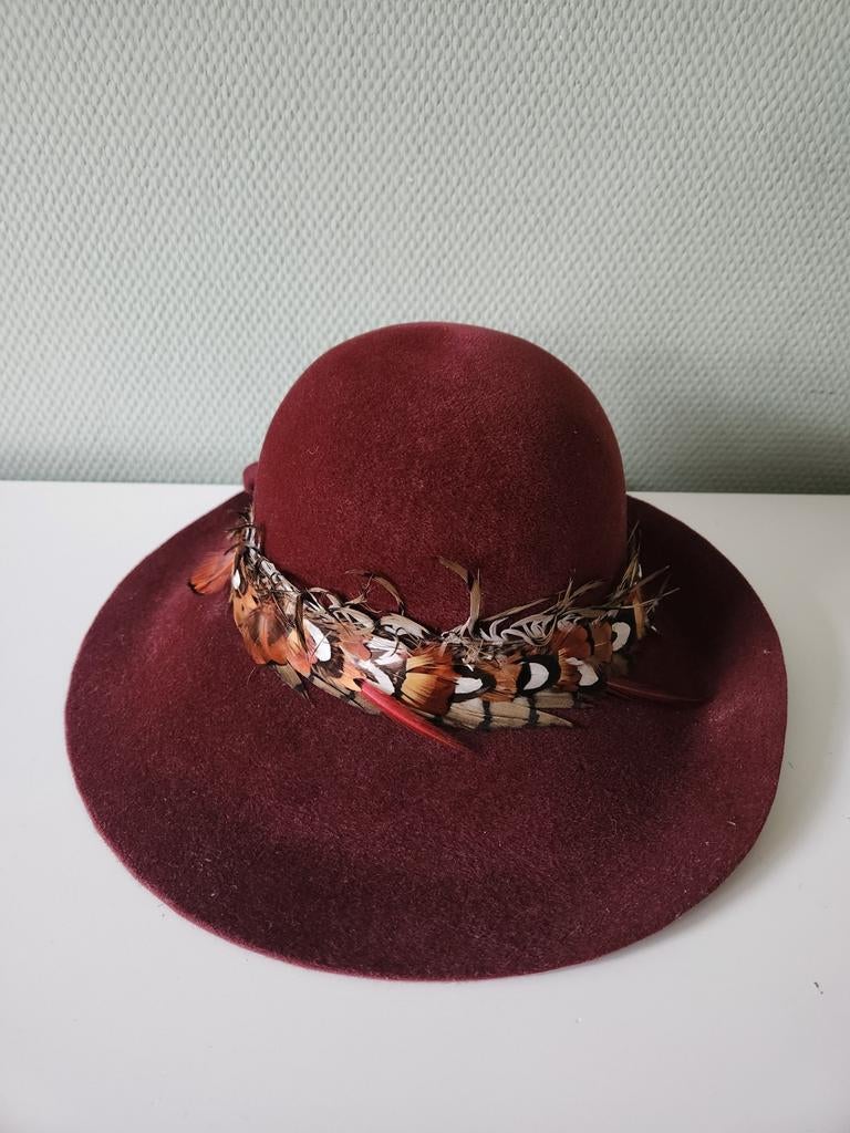 Hoed met fazantenveren Maison Angelique - Zeist, Antiek en Kunst, Antiek | Kleding en Accessoires, Ophalen of Verzenden, Dames