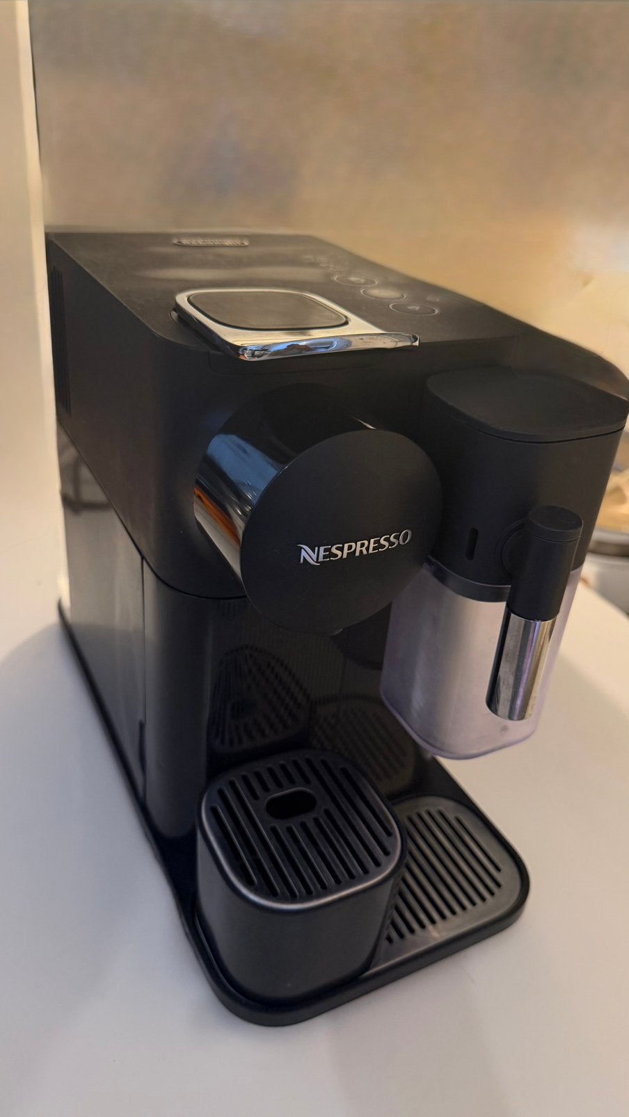 DE LONGHI Nespresso Lattissima One zwart, Ophalen of Verzenden, Zo goed als nieuw, Koffiemachine
