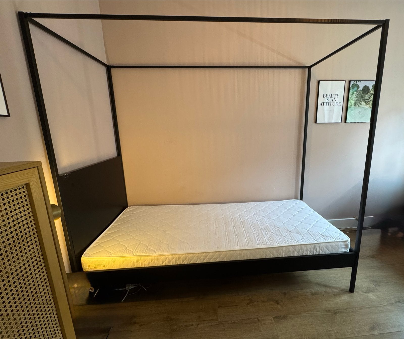 Zwart metalen hemelbed met matras - Eenpersoons (WOOOD), Huis en Inrichting, Ophalen, Gebruikt, 90 cm, Eenpersoons