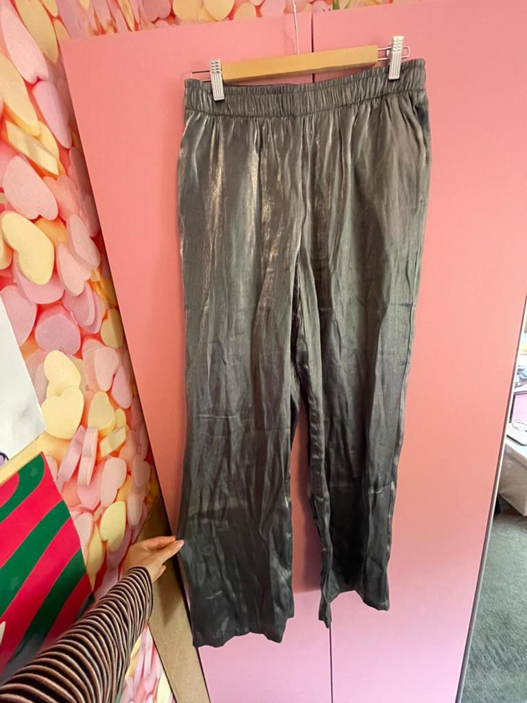 Zwarte/Zilver glanzende broek met elastische taille maat M/L, Kleding | Dames, Broeken en Pantalons, Zwart, Maat 42/44 (L), Ophalen of Verzenden