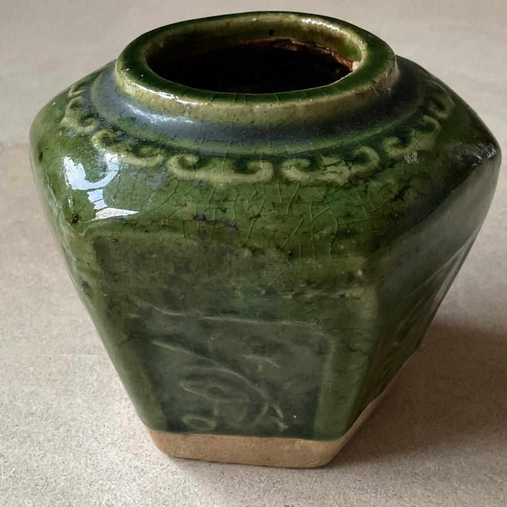 Antiek Chinees Shiwan groen gemberpotje met reliëf decor, Verzenden