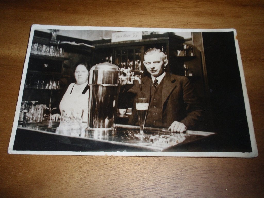 Fotokaart Cafe Barman en barvrouw in café, Verzenden, 1920 tot 1940, Ongelopen, Ambachten of Beroep