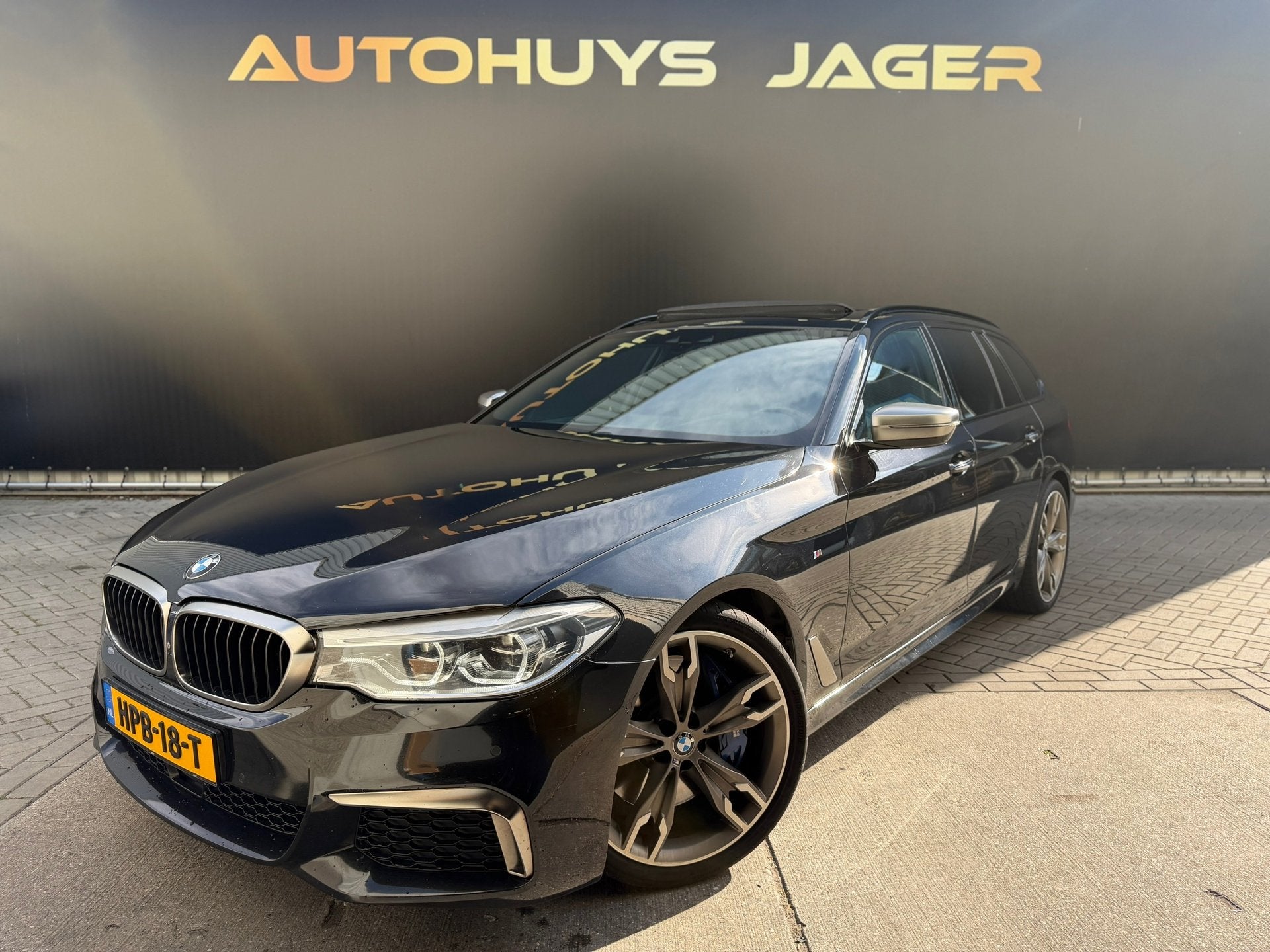 BMW 5-serie Touring M550d xDrive Pano Hud H&K Massage Leder, Auto's, Dealer onderhouden, Gebruikt, 2993 cc, 2000 kg