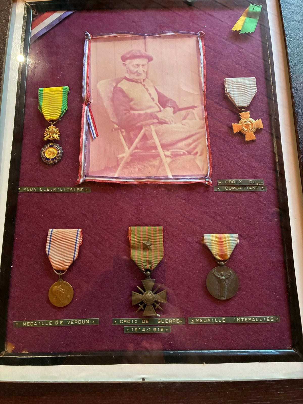 WWI Verdun Medailles en Foto in Lijst, Verzamelen, Ophalen of Verzenden, Landmacht, Overige gebieden, Lintje, Medaille of Wings