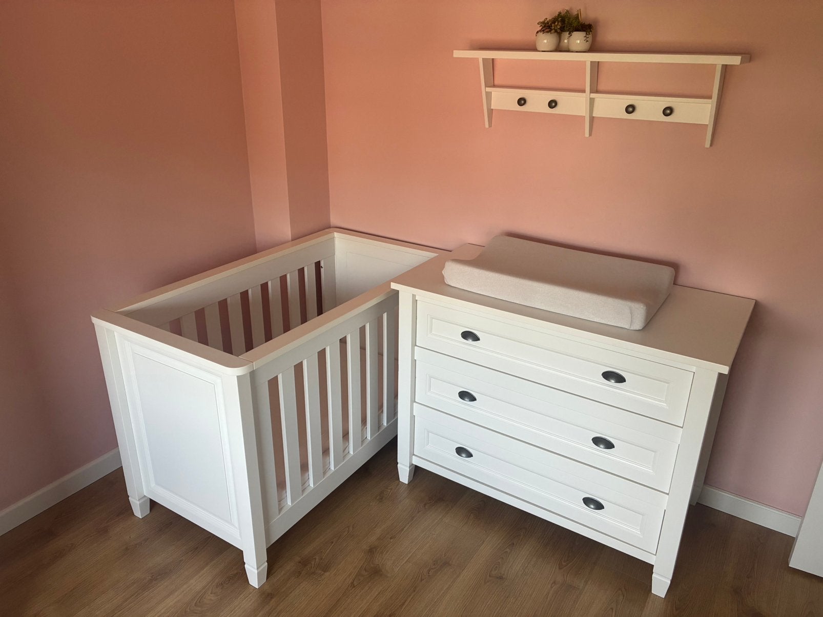 Baby kamer ledikant commode wandrek babybed matras TWF baby, Ophalen, Zo goed als nieuw, Jongetje of Meisje