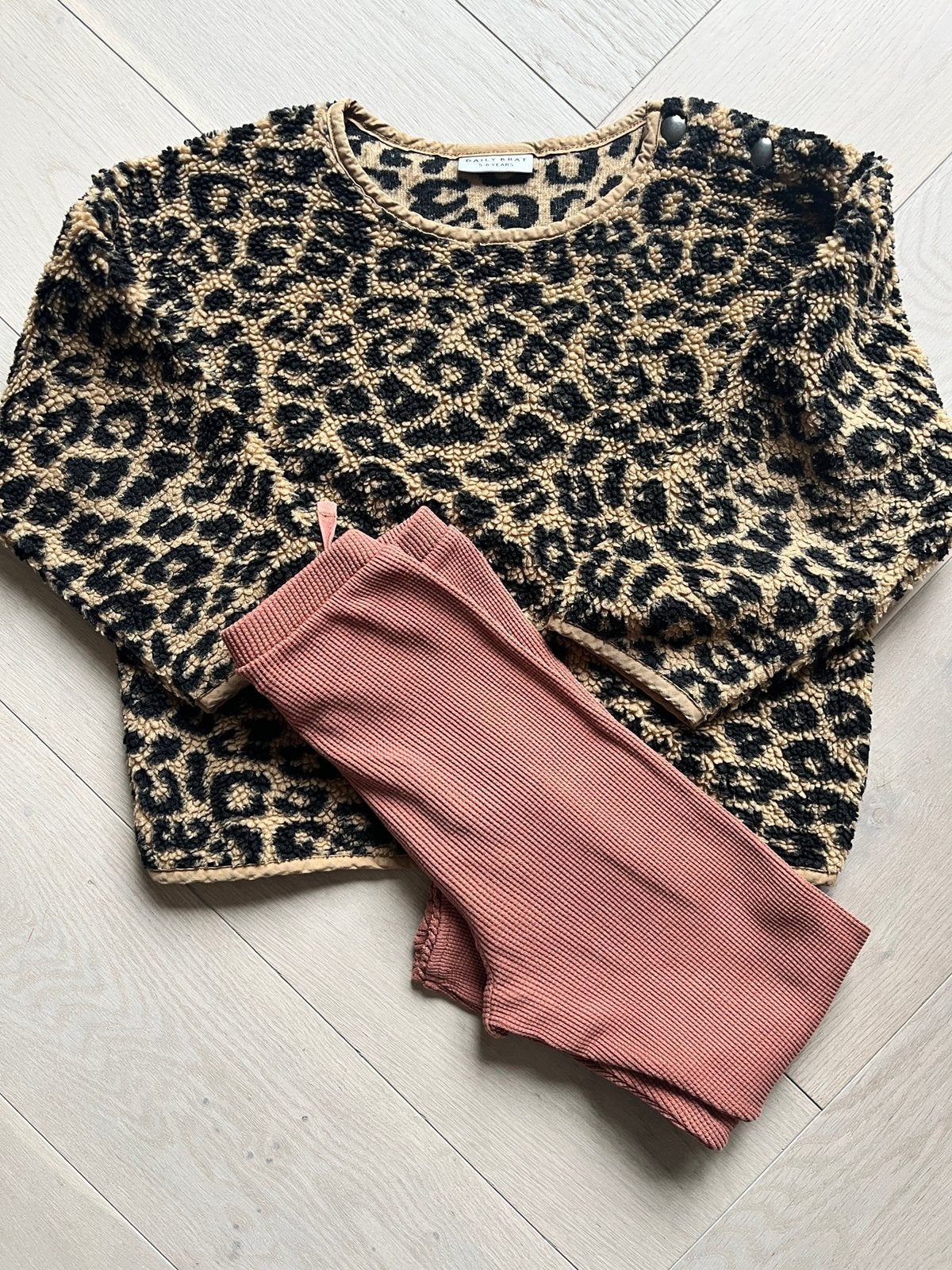 Broekje steenrood Zara mt 104, Ophalen of Verzenden, Zo goed als nieuw, Jongen of Meisje, Broek