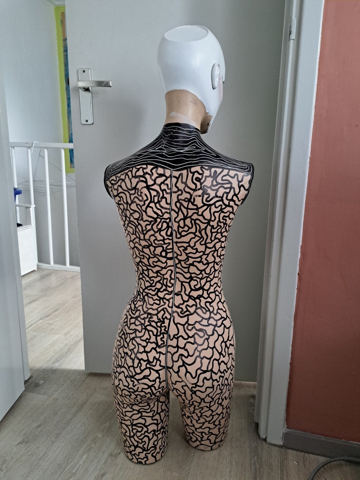 Uniek handgeschilderd torso beeld - Modern design, Ophalen, Handgemaakt, Kunststof, 1 meter - 2 meter