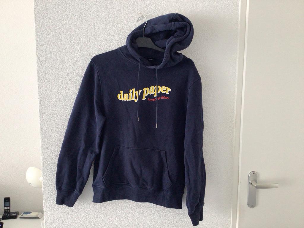 Daily Paper hoodie donkerblauw met gele letters, maat XS, Kleding | Heren, Truien en Vesten, Ophalen of Verzenden, Zo goed als nieuw