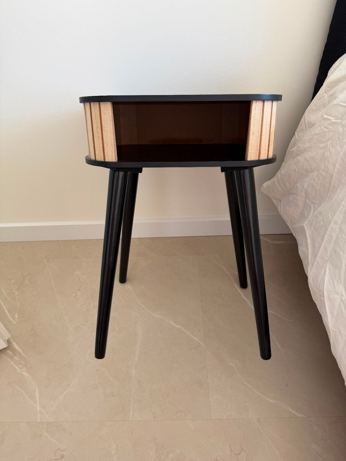 Modern nachtkastje met houten accenten en zwarte poten, Minder dan 55 cm, Zo goed als nieuw, Modern, Rechthoekig