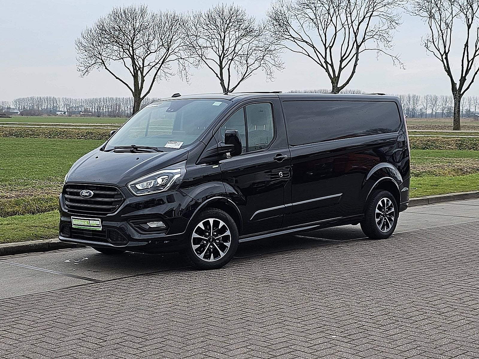 FORD TRANSIT CUSTOM 2.0 l2h1 sport navi, Auto's, Euro 6, 4 cilinders, Zwart, Bedrijf