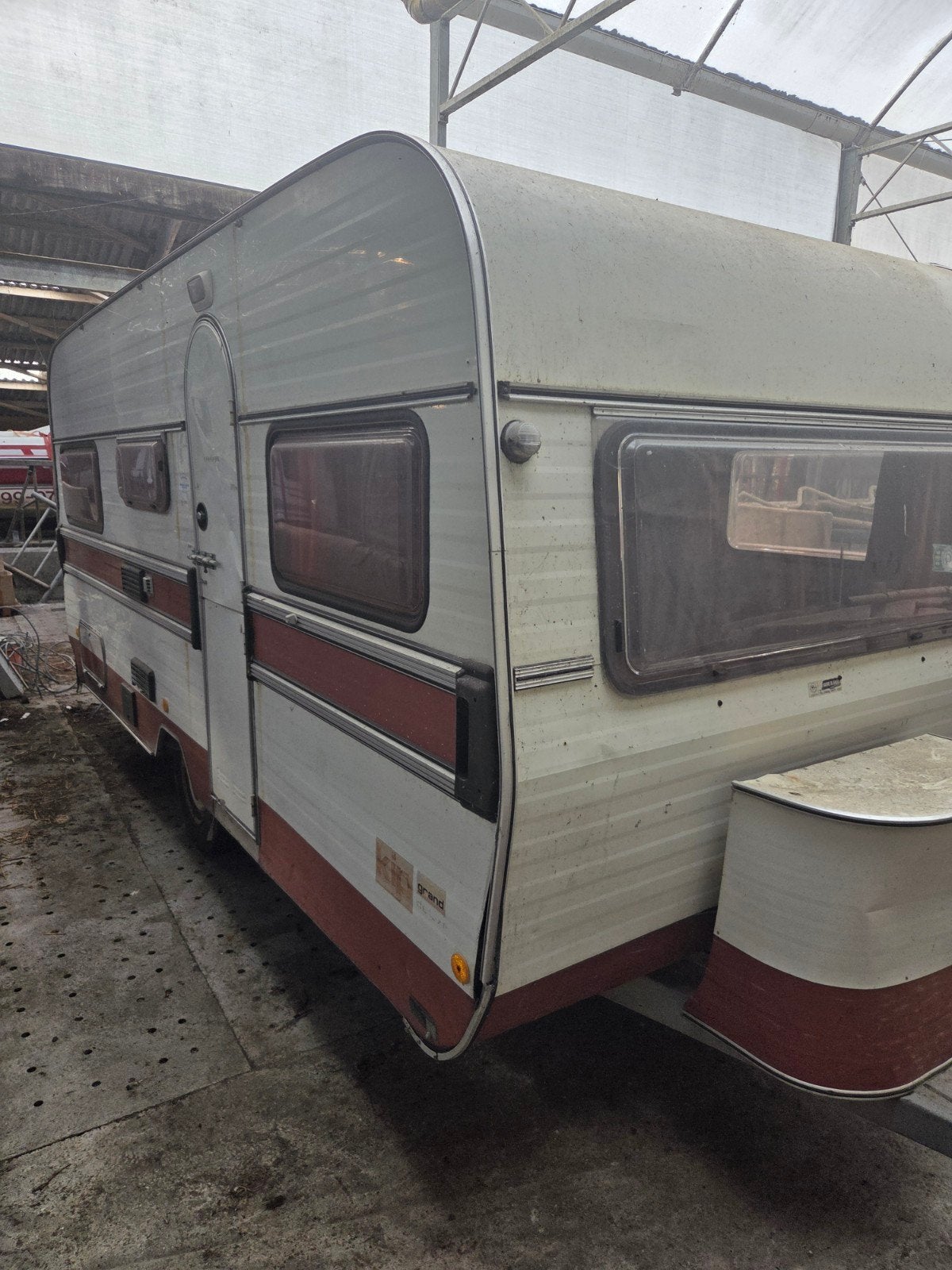 Retro Kip caravan Grand de Luxe uit 1977 - Opknapper, Rondzit, Kip, Openslaande ramen, Dwarsbed