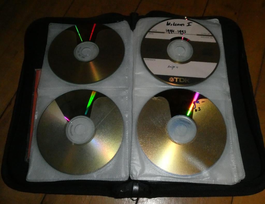 Map met 20 Commodore Amiga Cd-Rom  , Dvd's met software, Ophalen of Verzenden, Commodore Amiga