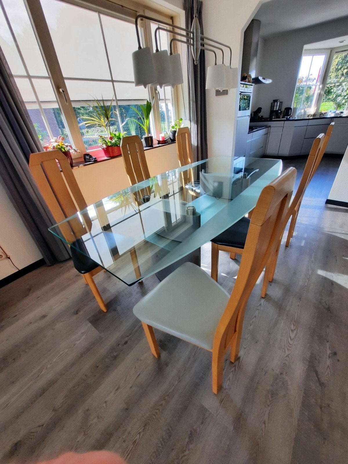 Foto 2 van Glazen eettafel (2x1meter) met 6 beukenhouten stoelen