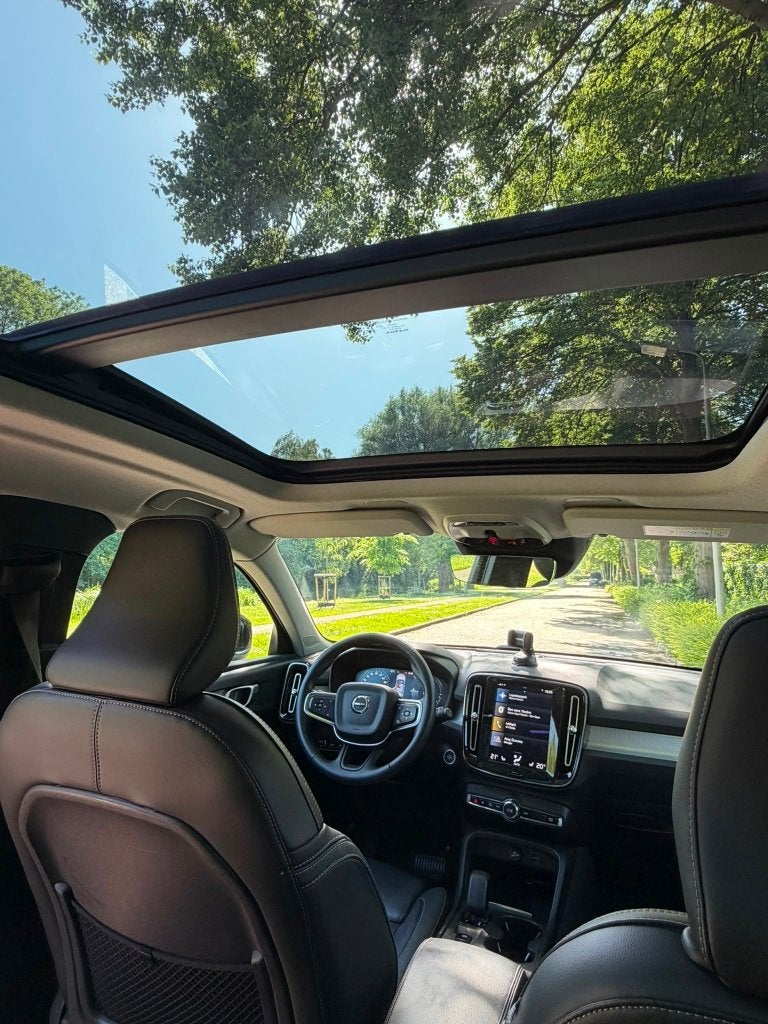 Volvo XC40 1.5 T4 Rech InscrExp Plug-in Hybrid, 1800 kg, Lichtsensor, Zwart, 3 cilinders