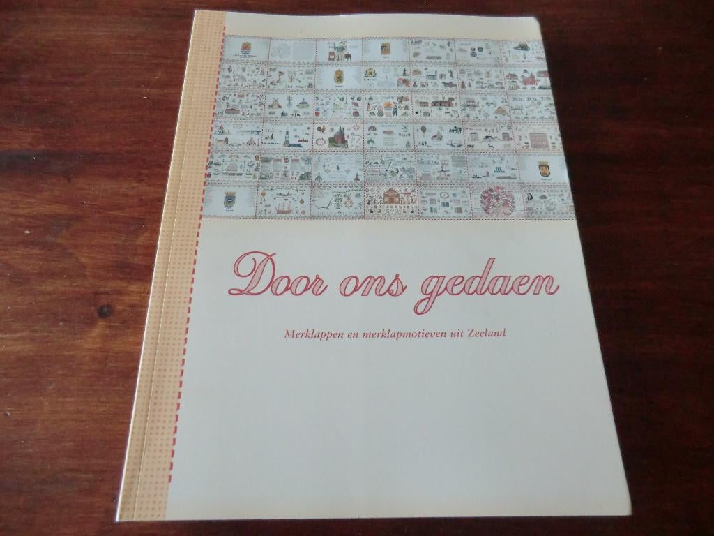 boek - Door ons gedaen - Merklappen uit Zeeland, Ophalen of Verzenden, Gelezen, Borduren en Naaien