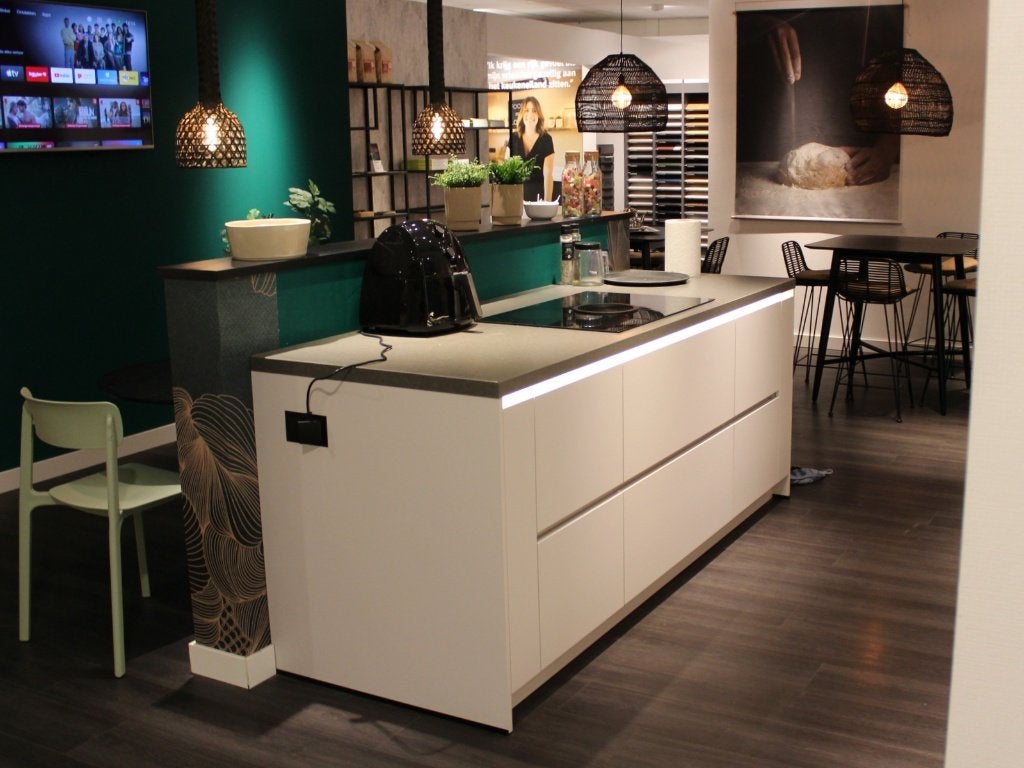 AF12 – Häcker designkeuken met eiland, BORA en Quooker, Huis en Inrichting, Ophalen, Gebruikt, Overige typen, Met kookeiland