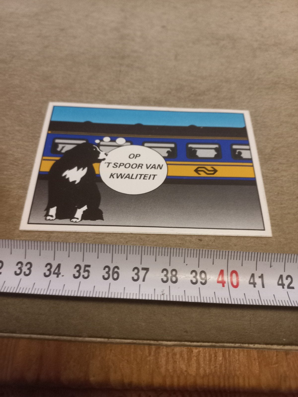 NS Sticker 'Op 't spoor van kwaliteit' met hond en trein, Ophalen of Verzenden, Gebruikt, Overige typen