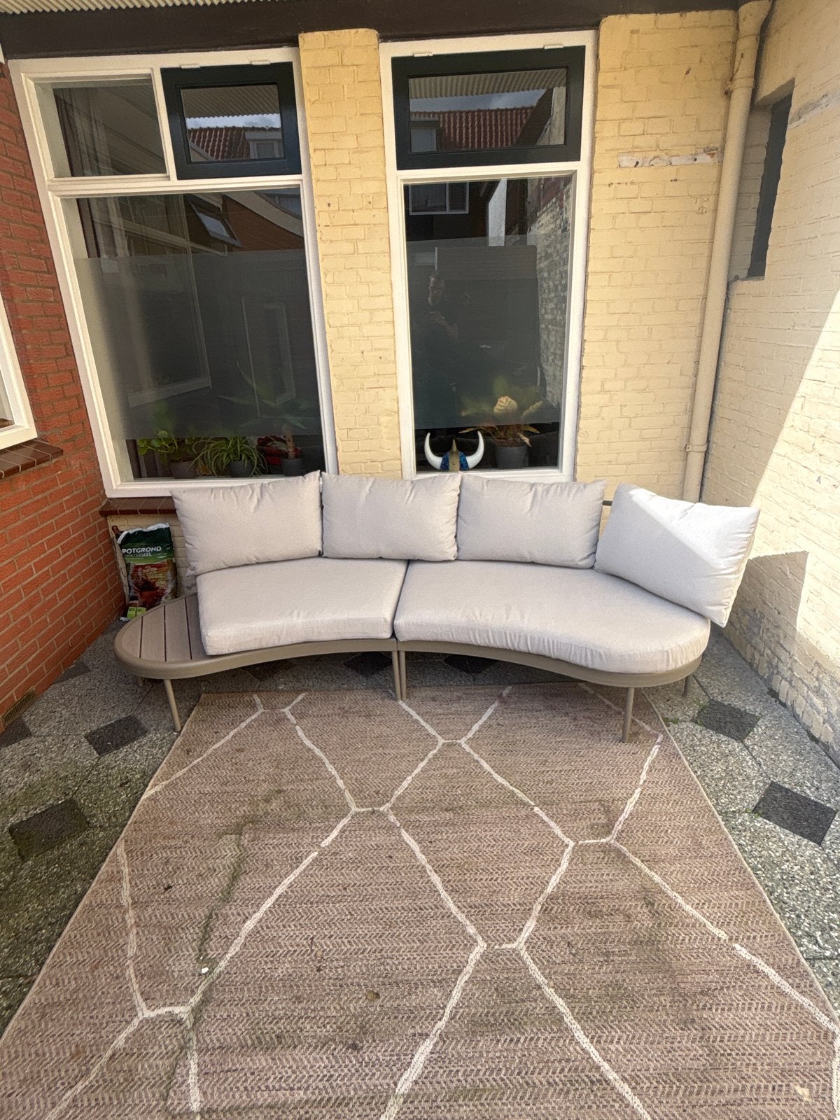 Stijlvolle Gebogen Loungebank met Bijzettafel, Ophalen, Overige materialen, 3 zitplaatsen, Zo goed als nieuw