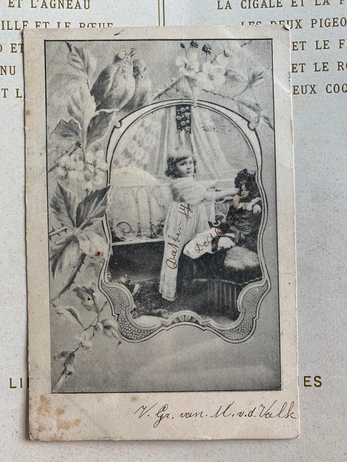 1902 Art Nouveau - meisje voert de pop (NN), Ophalen of Verzenden, Voor 1920, Gelopen, Kinderen