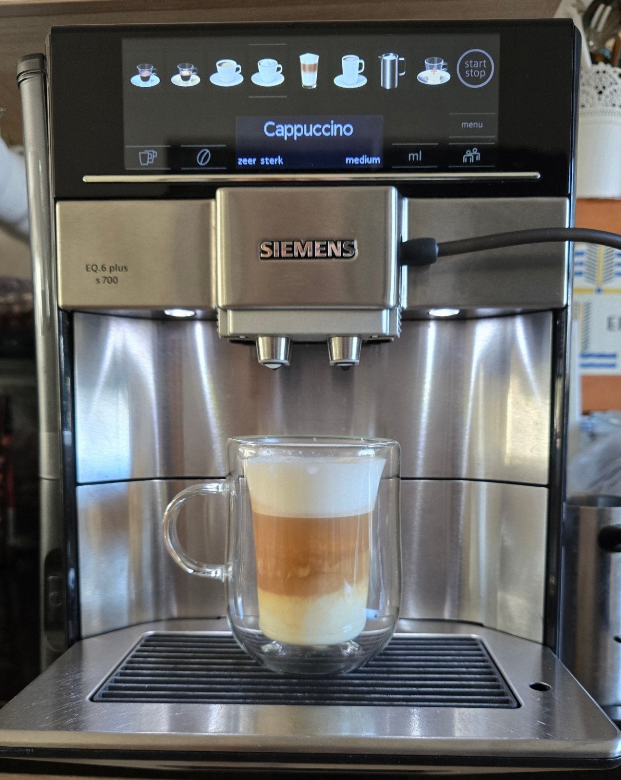 Siemens EQ.6 plus s700 volautomatische espressomachine, Espresso apparaat, 10 kopjes of meer, Zo goed als nieuw, Afneembaar waterreservoir