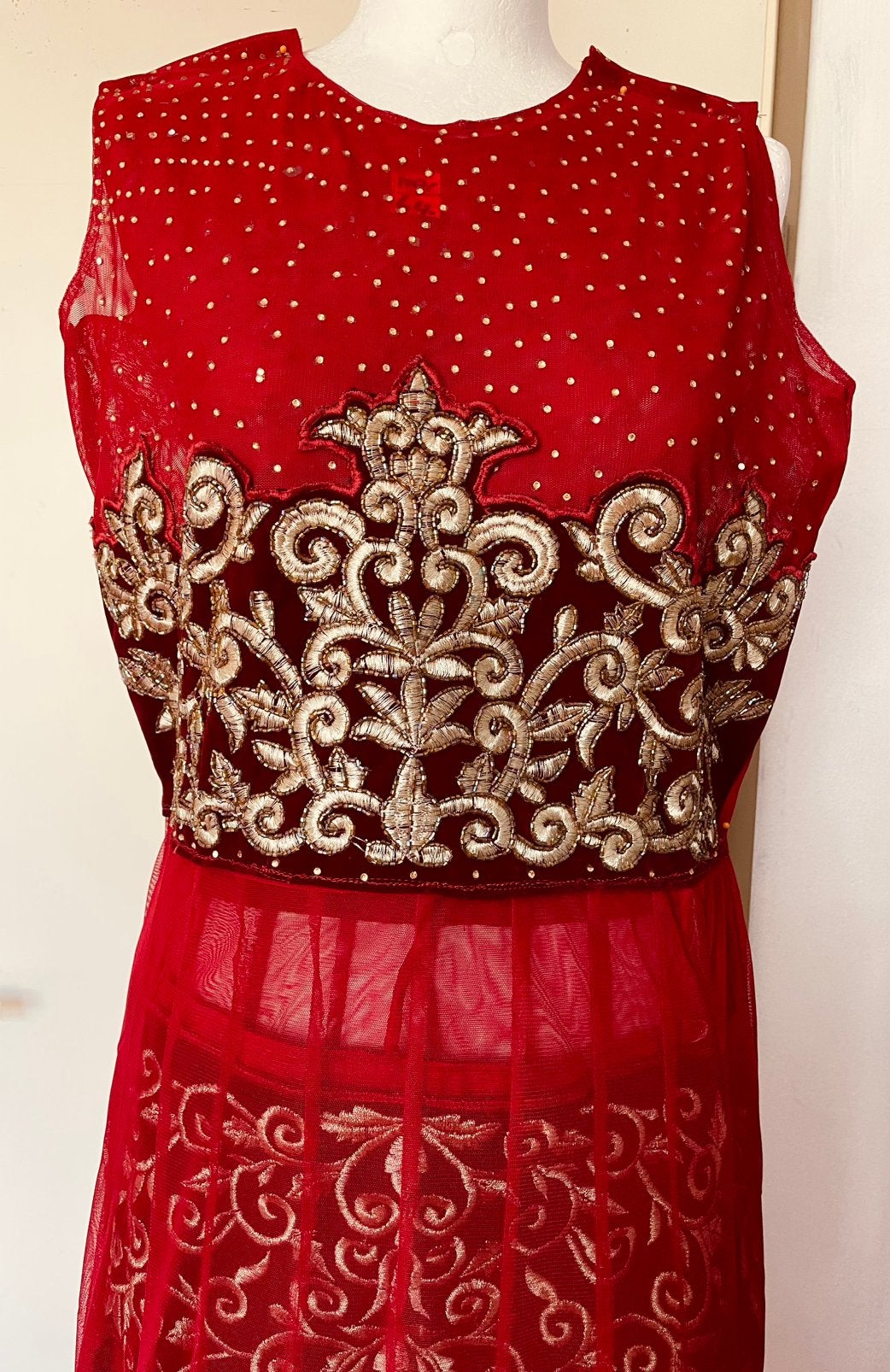 Rode lange jurk met gouden bloemen, Kleding | Dames, Maat 38/40 (M), Galajurk, Nieuw, Ophalen of Verzenden