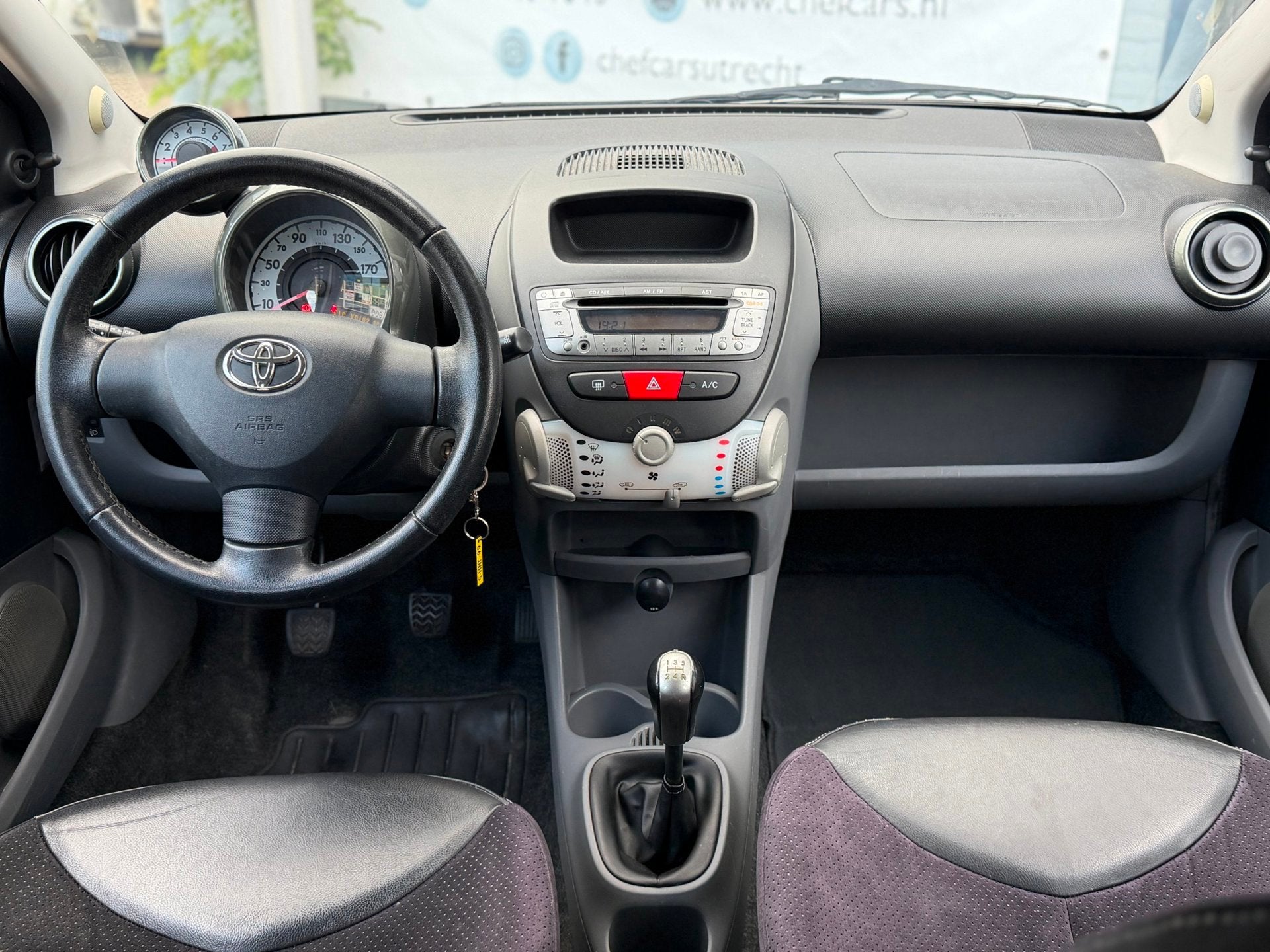 Toyota Aygo 1.0|NAP|AIRCO|NIEUWEAPK|HALFLEER|5DRS|DEALEROH!, Voorwielaandrijving, Gebruikt, Zwart, 4 stoelen