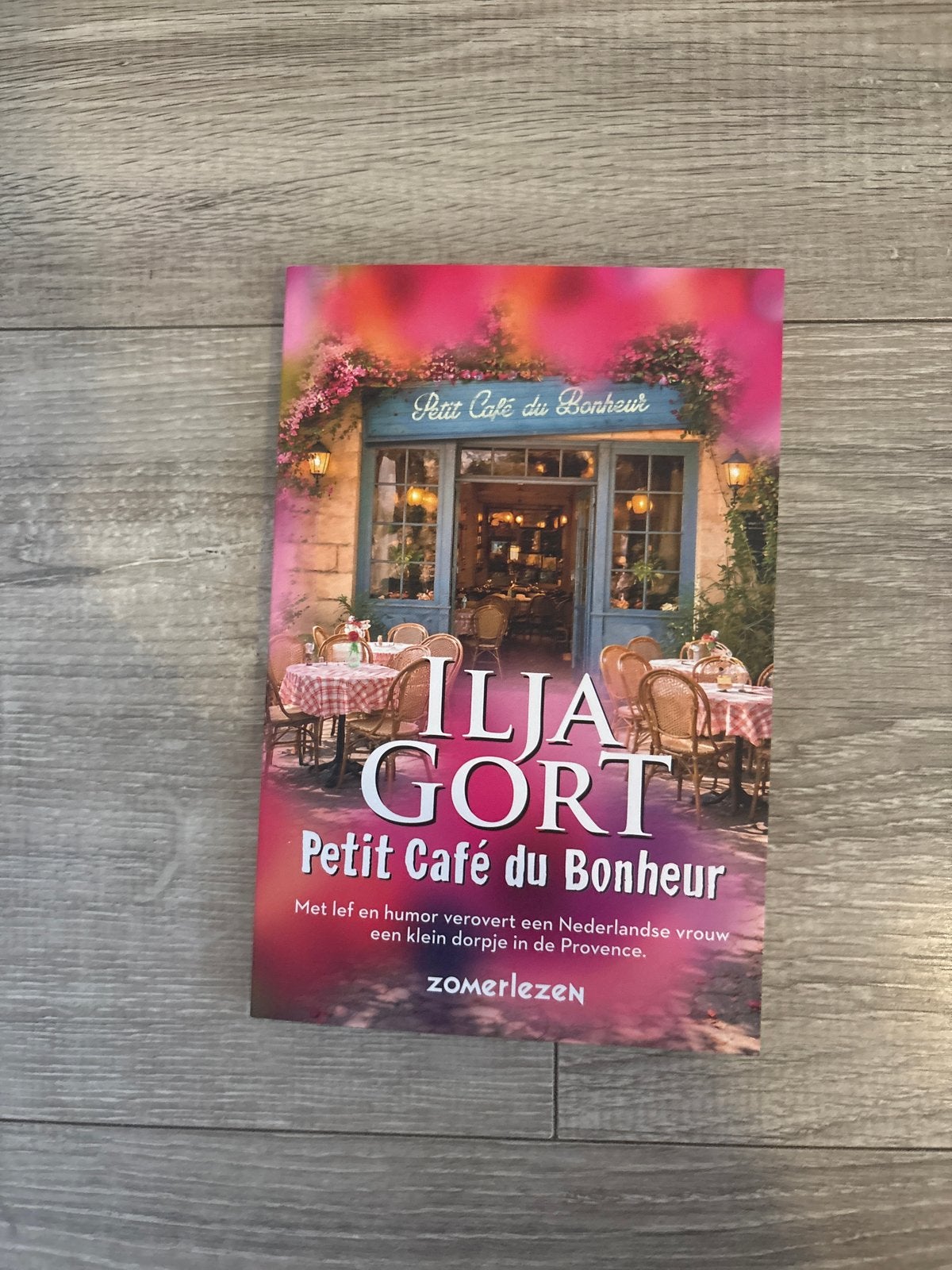 Ilja Gort - Petit Café du Bonheur, Ophalen of Verzenden, Zo goed als nieuw, Nederland