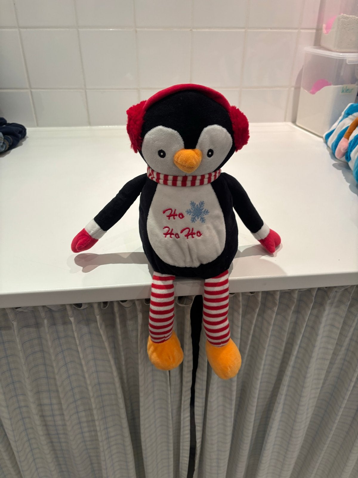 Kerst Pinguïn Knuffel met Oorbeschermers en Sjaal, Pinguïn, Zwart, Ophalen of Verzenden, Zo goed als nieuw