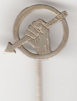 Vara omroep metalen vintage speld, Verzamelen, Speldjes, Pins en Buttons, Verzenden, Zo goed als nieuw, Transport